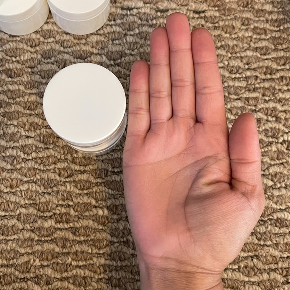 Empty cosmetic containers - Picture 2 of 3